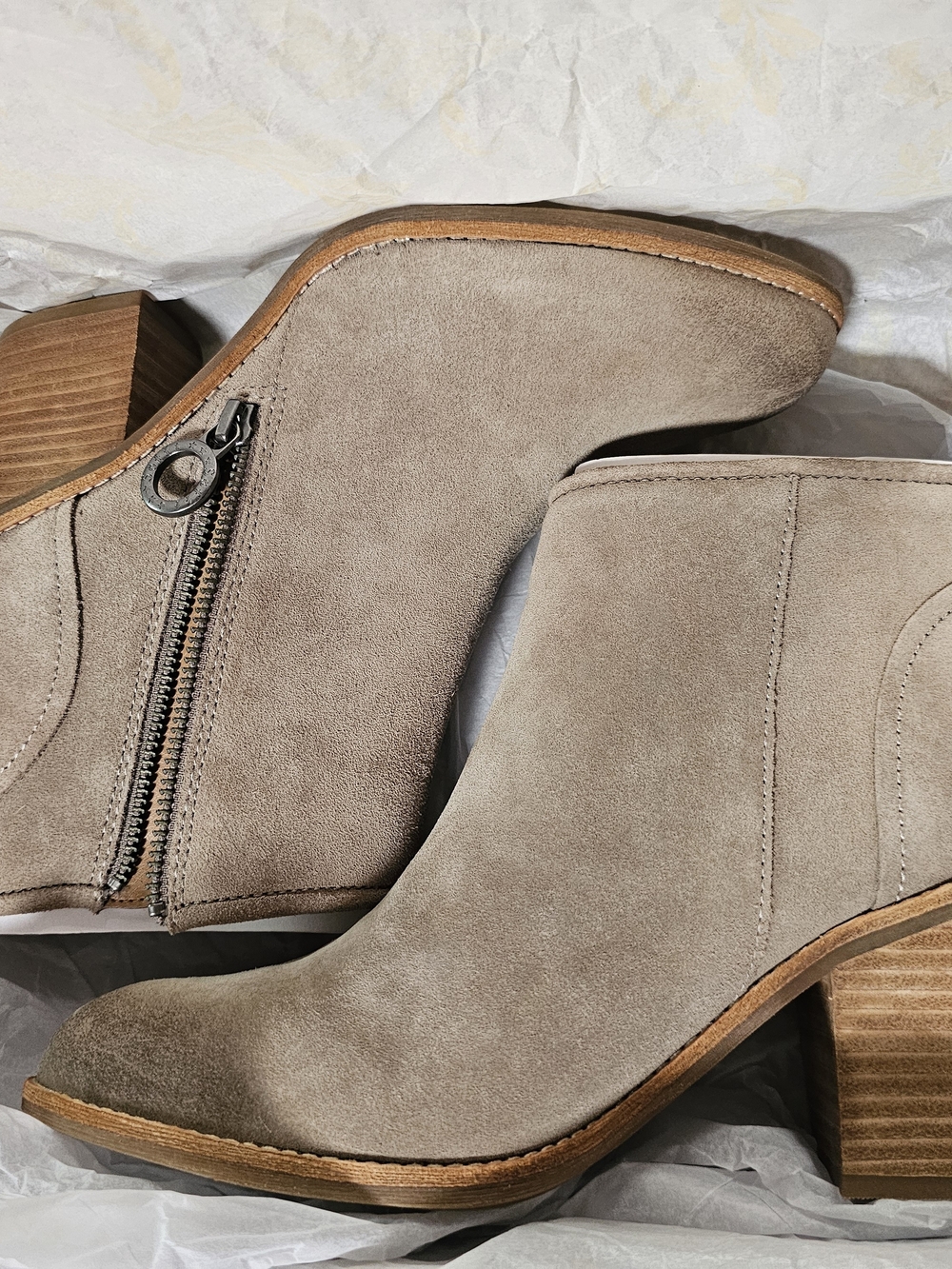 NIB Sofft Taupe Suede Women’s Ankle Boots with Block Heel Size 10
